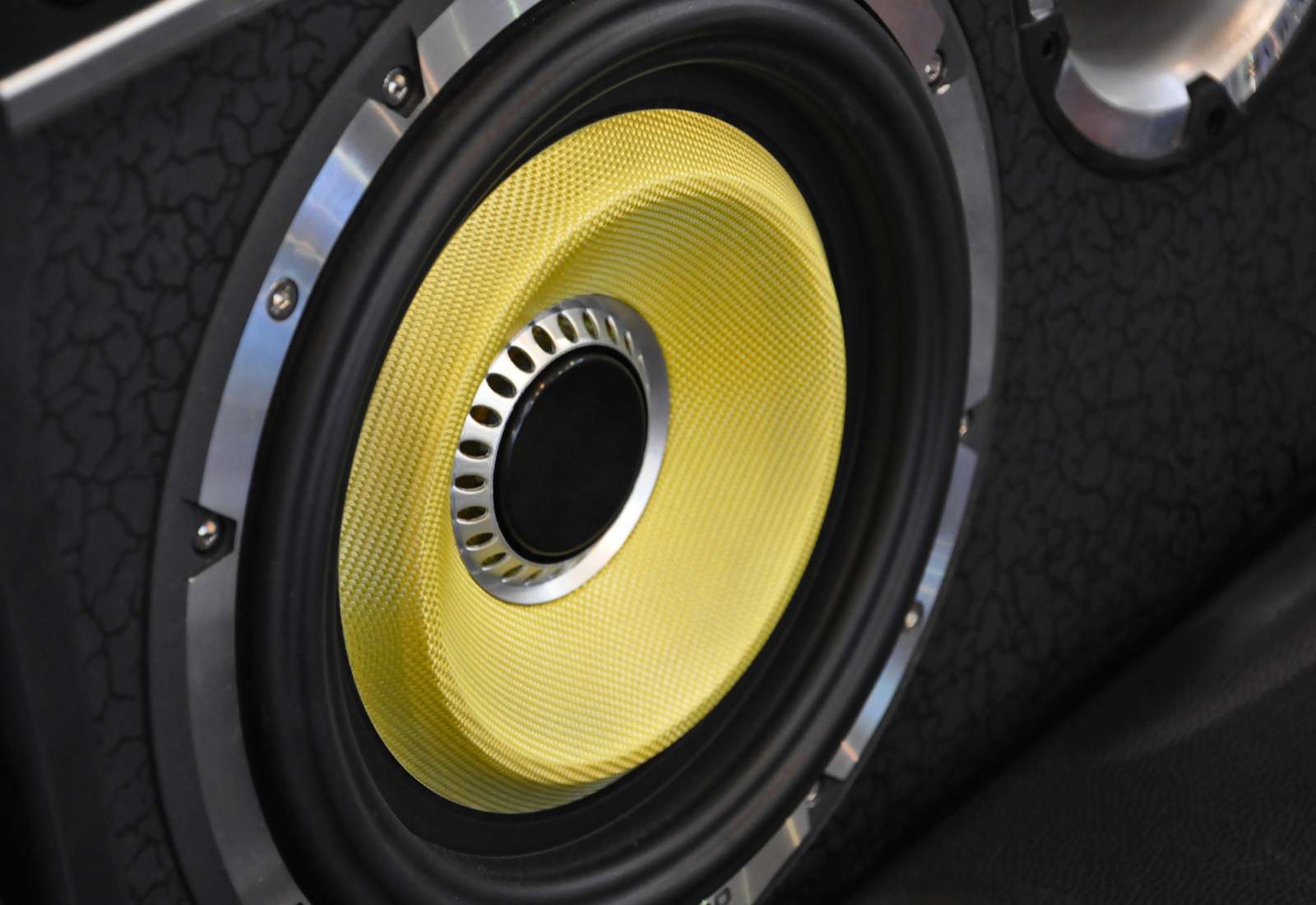 Subwoofere auto Hertz – top 3 avantaje pentru integrarea în sistemul tău audio